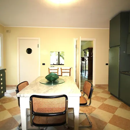 Face To Face With The Apartment *